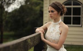 Tânără mireasă la o fotografie de nuntă