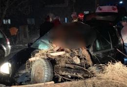 Patru oameni la spital după ce un șofer a făcut o depășire periculoasă și a izbit violent o căruță, în Bistrița. Calul a intrat prin parbriz