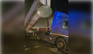 Persoana spânzurată atârnă la o înălțime de aproximativ 6-7 metri