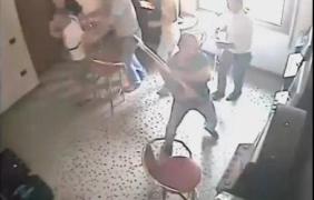 A plecat supărat că a pierdut tot salariul la păcănele, dar s-a întors cu toporul