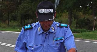 Român din Ravenna refuză să schimbe plăcuțele de înmatriculare românești, amendat, italienii îi confiscă și mașina