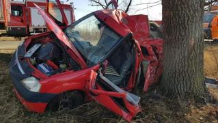 Doi tineri în perfuzii și mașina daună totală, după o goană nebună cu o Dacie Logan, la Arad