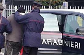 Român beat mort jefuiește o parfumerie la Torino, bate pe toată lumea: paznici, polițiști, medici la spital