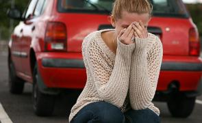 Tânără fără permis se urcă la volan, vede polițiștii în intersecție, se panichează și ia un biciclist pe capotă, la Petroșani