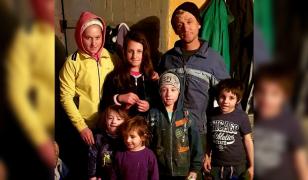 Şase copii din Miloşeşti, îngrijiţi doar de tată, au nevoie de ajutor de sărbători