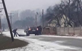 Poliţiştii au târât victima în şanţ