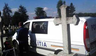 Un preot şi un poliţist au fost bătuţi şi înjuraţi într-un cimitir din Moreni