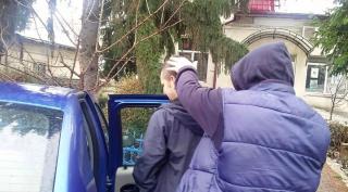 Un tânăr de 18 ani din Topoloveni și-a batjocorit vecina de 60 de ani cu Poliția la ușă