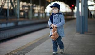 Doi părinți din București au uitat copiii într-un loc de joacă din Brașov. Și-au adus aminte pe la Comarnic