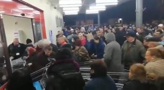 Asalt la un supermarket din Baia Mare, după ce mii de persoane au așteptat în frig reducerile (Video)