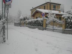 Italian în lacrimi, după ce o familie de români din Bologna i-a ocupat casa, iar el doarme în garaj