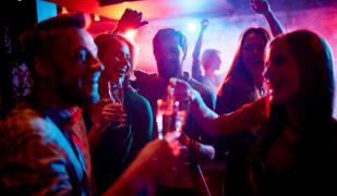 Adolescenta şi-a anunţat petrecerea pe facebook