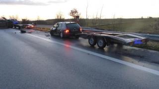 Două maşini cu români, lovite pe banda de urgenţă