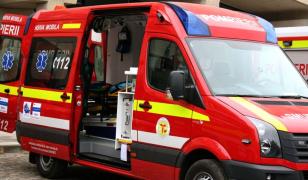 Un bărbat şi-a înjunghiat soţia în burtă, în faţa policlinicii din Motru, şi apoi s-a tăiat pe piept