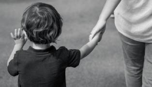 Tânăra înjunghiată în burtă de soț, la Motru, s-a dus singură la spital de mână cu băiețelul de 6 ani. Femeia plecase de acasă cu cei 4 copii