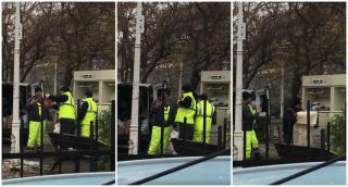 Video cu lucrători de la salubritate care iau haine și alte obiecte din containerele pentru nevoiași. Angajații fac live pe Facebook