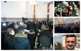 Plânsete fără oprire la priveghiul lui Andrei Pintican, tânărul care a murit zdrobit de un stâlp de beton, la Bistrița