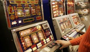 Două călugărițe au fost iertate după ce au furat o sumă uriașă de bani și au jucat la 'păcănele'