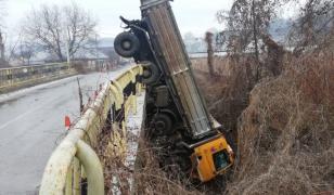 Accident la Ciceu-Giurgesti. O autobasculanta s-a prăbuşit de pe un pod