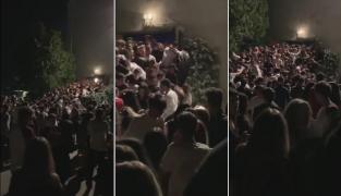 Tineri surprinși în momentul busculadei