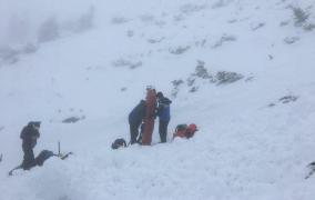 Un turist a murit surprins de avalanşă