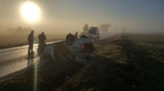 Grav accident în Constanţa. Două persoane rănite, după ce o maşină s-a răsturnat la Săcele (Foto)