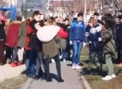 Două eleve s-au luat la bătaie într-un parc din Alba Iulia după ce au ieșit de la ore (Video)