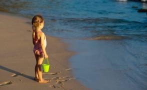 Cele mai importante lucruri din bagajul de vacanta al celor mici