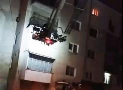 Panică într-un bloc din Botoșani după ce un copil s-a închis în casă și nu a mai răspuns. Cum l-au găsit pompierii care au intrat pe geam (Foto)