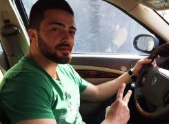 El este gardianul care şi-a încătuşat bunicul orb şi l-a băgat în portbagajul maşinii (Video)