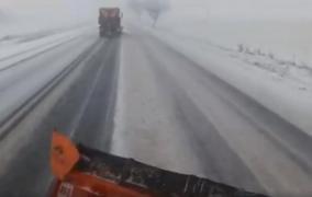Se circulă în condiții de iarnă pe autostrăzile A2 și A4 și pe drumuri naționale. CNAIR folosește peste 120 de utilaje de deszăpezire