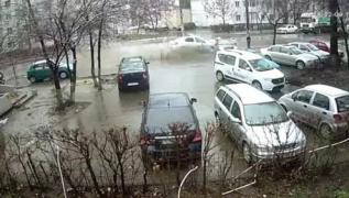 A avut zile! Momentul incredibil în care un tânăr ieşean scapă cu viaţă după un accident cumplit, surprins de camerele de supraveghere (Video)