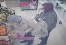 Imagini revoltătoare. Hoţ de buzunare, filmat în timp ce fură borseta unui bătrân, în plină zi, într-un supermarket