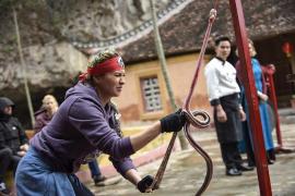 Spălat de elefanți, gătit carne de șarpe sau tatuaje permanente printre probele din Asia Express. Astăzi, ora 20.00, la Antena 1, marea premieră a celui mai dur reality-show