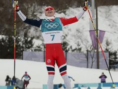 Un norvegian a uimit la Jocurile Olimpice. A câştigat medalia de aur la skiatlon după ce a căzut la start, un băţ i s-a rupt, dar apoi a depăşit 67 de adversari