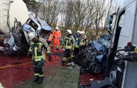 Două autoturisme au fost strivite între două camioane, pe o autostradă din Germania. Sunt mai mulţi morţi şi răniţi