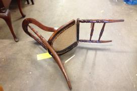 Bătut cu scaunul de părinţi, un copil din Reşiţa a fost dus de urgenţă la spital