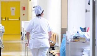 Trei infirmiere s-au luat la bătaie pentru un loc de muncă, într-un spital din Italia. Un pacient le-a filmat cum se trag de păr şi se înjură