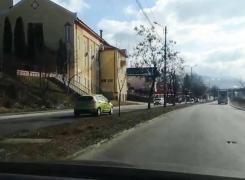 Un bătrân din Petroşani a băgat spaima în şoferi după ce a condus pe contrasens: 'Nu mai trebuie lăsat să conducă' (Video)