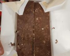 Ciocolată Bio plină cu viermi, într-un supermarket Auchan din Constanța. Un tată a fost cât pe ce să-i dea fiicei să mănânce: "Toate aveau viermi!"