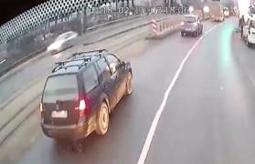 Un şofer intră cu maşina în mod inexplicabil într-un refugiu de tramvai, la Iaşi. Accidentul, filmat de o cameră de bord (Video)