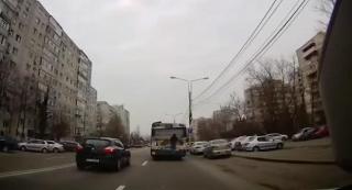 Imagini de infarct pe străzile din Constanţa: Un copil merge agăţat de autobuz, sub privirile îngrozite ale şoferilor (Video)
