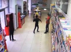 Scene şocante într-un magazin din Craiova. O vânzătoare a fost ameninţată cu o sticlă (Video)