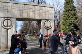 Căsătorii la Poarta Sărutului, de Dragobete. Tinerii îndrăgostiţi trebuie să facă cerere la Primăria Târgu-Jiu