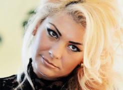 Carmen, tânăra care a murit subit în braţele soţului ei, a fost condusă pe ultimul drum de sute de oameni (Foto)