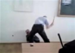 Poliţist din Braşov, filmat cum bate fără milă un om al străzii. Scenele de coşmar au fost surprinse chiar în secţia de poliţie (Video)