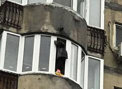 Salvare spectaculoasă a pompierilor. O femeie a fost împinsă de un alpinist după ce a stat 12 ore pe pervazul unui geam (Video)