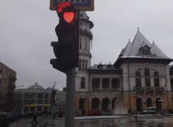 Semafoarele din Buzău luminează sub formă de inimi în loc de culoarea roşie de Ziua Îndrăgostiţilor (Foto)
