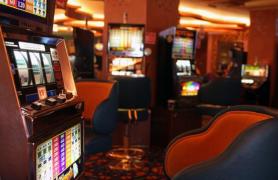 Un bărbat a murit brusc în timp ce se juca la păcănele. Medicii l-au resuscitat zeci de minute în sala de jocuri