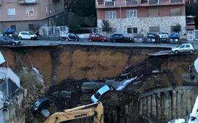 Imagini şocante în Italia! Maşini înghiţite de pământ şi clădiri evacuate, după ce o stradă s-a surpat la Roma (Video)